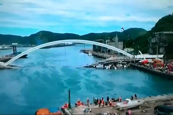 Ταϊβάν: Γέφυρα κατέρρευσε πάνω αλιευτικά - Φόβοι για παγιδευμένους (Βίντεο)