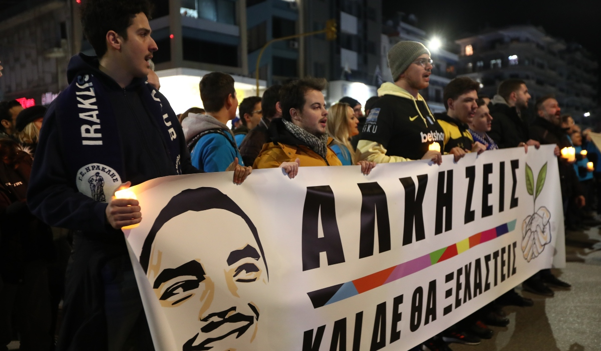 Άλκης Καμπανός: Πλήθος κόσμου στη σιωπηρή πορεία για τη δολοφονία του (Βίντεο - φωτογραφίες)