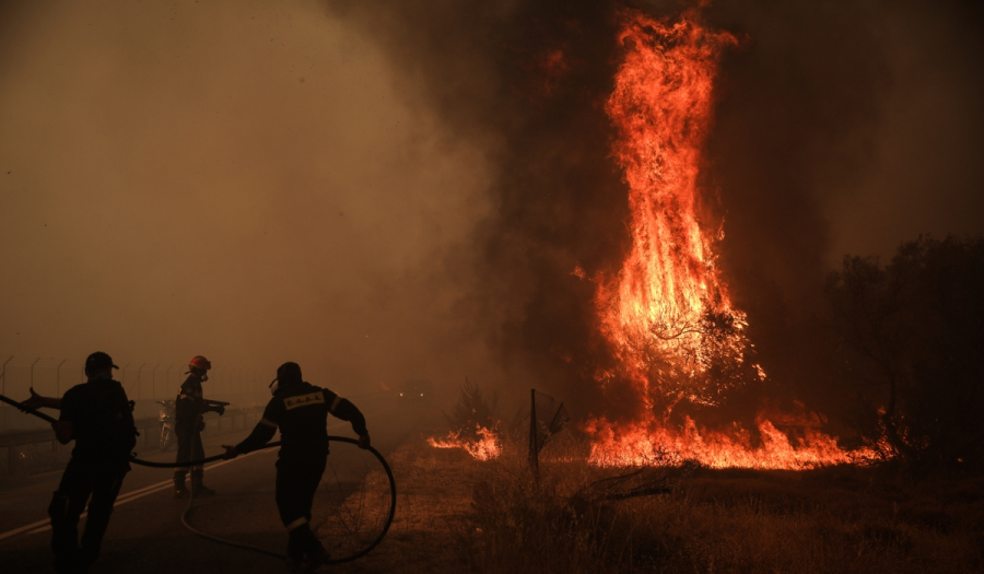 Φωτιά στη Βαρυμπόμπη: Βίντεο ντοκουμέντο από το ρέμα της Χελιδονούς