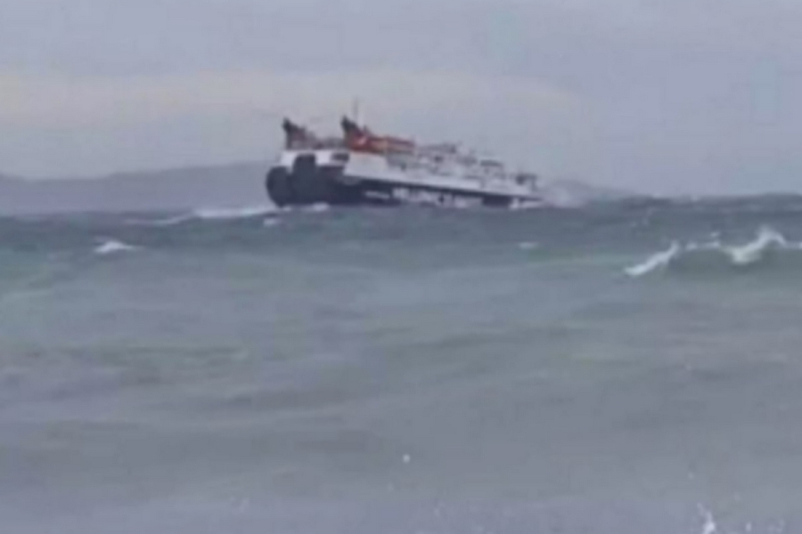 Κακοκαιρία: Το «Skiathos Express» παλεύει με τα κύματα (Βίντεο)