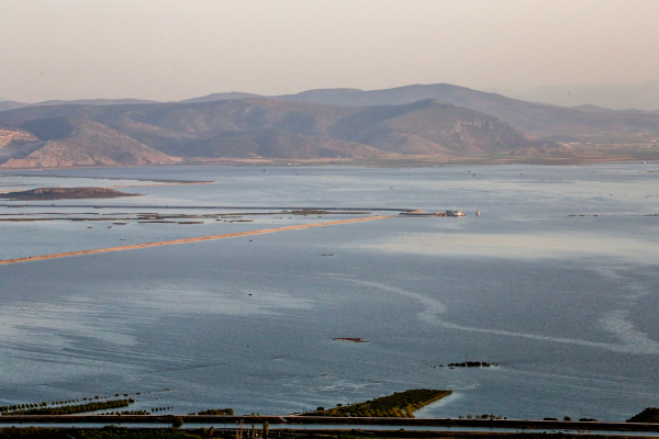 Θεσσαλία: Υποχωρούν τα νερά στη λίμνη Κάρλα – Χωρίς νερό παραμένει ο Βόλος