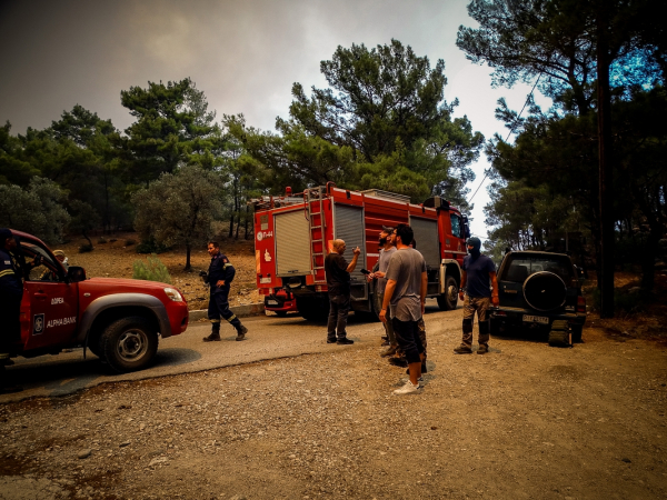 Φωτιά στην Ρόδο: Εθελοντής πυροσβέστης στο νοσοκομείο με εγκαύματα