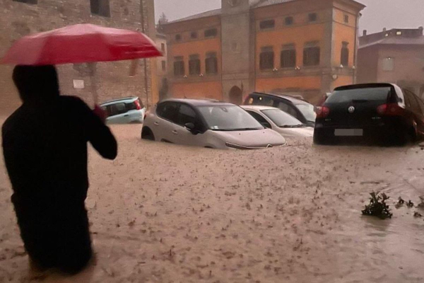Εικόνες «Αποκάλυψης» στην Ιταλία από τις πλημμύρες: Δέκα νεκροί - Αγνοείται 6χρονος