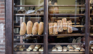 Εφιάλτης η ακρίβεια: 33% πάνω το ψωμί - Οι τιμές πριν και μετά τον πόλεμο σε βασικά είδη διατροφής