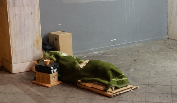Κακοκαιρία «Διομήδης»: Θερμαινόμενες αίθουσες για τους άστεγους από τον Δήμο Αθηναίων