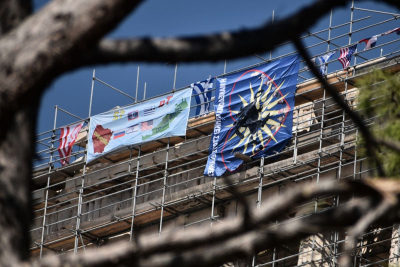 Άνδρας απειλεί να πέσει εδώ και ώρες από τον Παρθενώνα - Κρέμασε σημαίες στο μνημείο