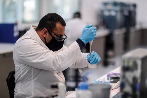Κορονοϊός: Ξεκίνησε το τελευταίο στάδιο κλινικών δοκιμών του εμβολίου της AstraZeneca