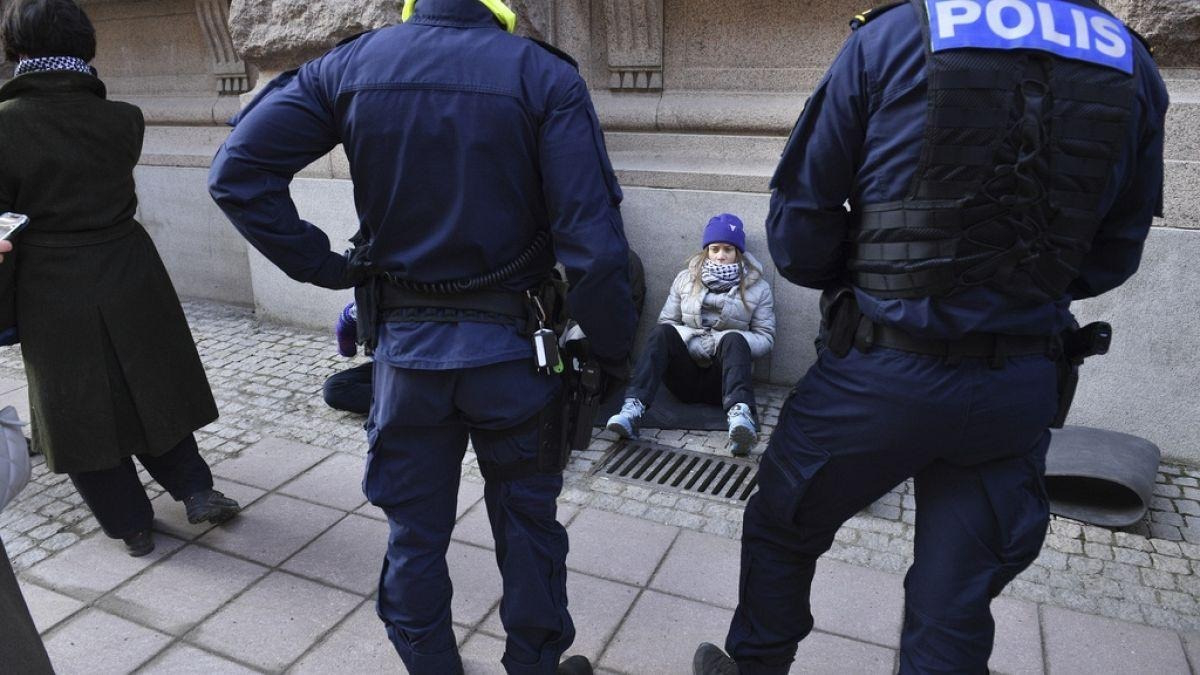 Γκρέτα Τούνμπεργκ: Την πήραν σηκωτή από την είσοδο του σουηδικού κοινοβουλίου (βίντεο)