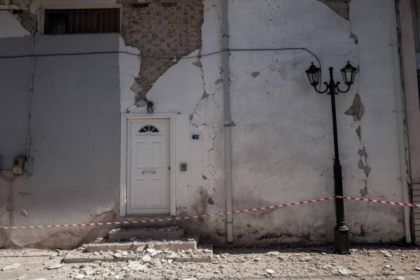 Σεισμός στη Σάμο: Ζημιές σε κτίρια, φόβοι για τραυματίες