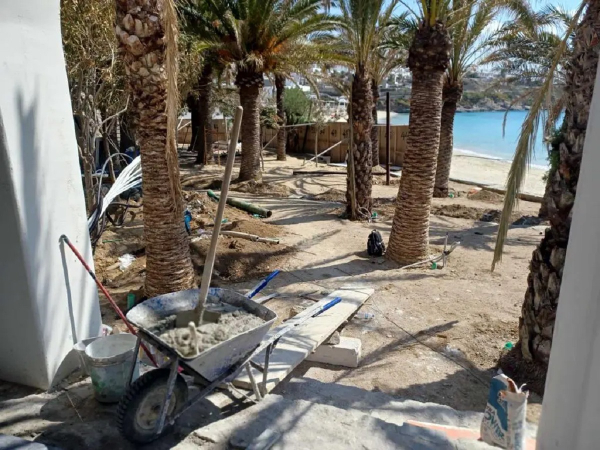 Μύκονος το μεγαλείο σου: Έχτιζαν και τις παραλίες - 7 συλλήψεις (Φωτογραφίες)