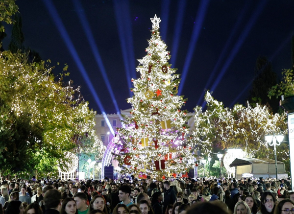 Άναψαν τα 24.000 φωτάκια στο χριστουγεννιάτικο δέντρο στο Σύνταγμα (Βίντεο, Εικόνες)