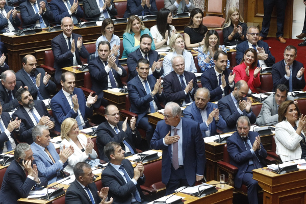 Επανεξελέγη πρόεδρος της Βουλής με 249 ψήφους ο Κώστας Τασούλας