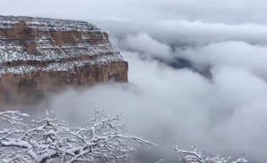 Grand Canyon: Το χιόνι και η ομίχλη συνθέτουν ένα μαγευτικό τοπίο