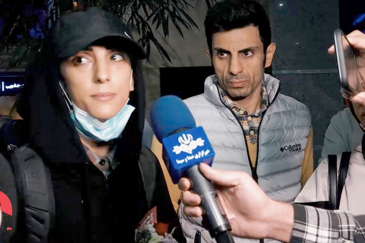 Επέστρεψε στην Τεχεράνη η Ιρανή αθλήτρια - Την υποδέχτηκαν με χειροκροτήματα