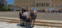 Εικόνες ντροπής: Τουρίστες ανεβάζουν ΑμεΑ στα σκαλιά του Μνημείου του Άγνωστου Στρατιώτη