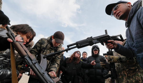 Στρατιωτικές ασκήσεις από πολίτες της Ουκρανίας