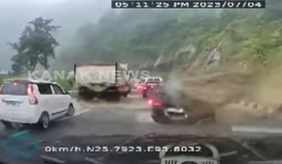 Δυστύχημα σοκ στην Ινδία: Κατρακύλησε μεγάλος βράχος και διέλυσε αυτοκίνητο (Βίντεο)