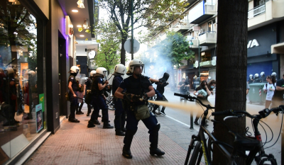 Λάρισα: Επεισόδια και χημικά μεταξύ αστυνομικών και διαδηλωτών (Φωτογραφίες)