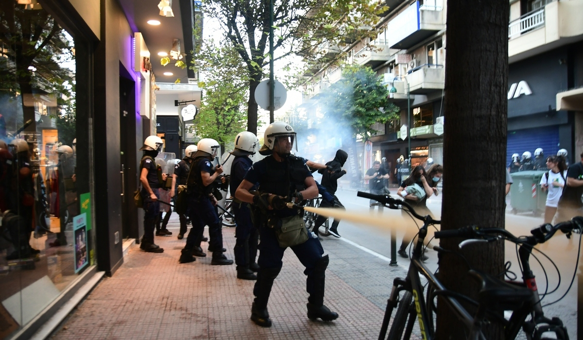Λάρισα: Επεισόδια και χημικά μεταξύ αστυνομικών και διαδηλωτών (Φωτογραφίες)