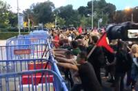 Διαδηλωτές επιχείρησαν να σπάσουν τον φραγμό του Βελλιδείου (Βίντεο)