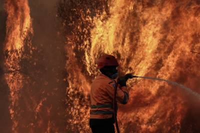 Φωτιά στις Κεχριές Κορινθίας: Πύρινη κόλαση - Εκκενώθηκαν οικισμοί