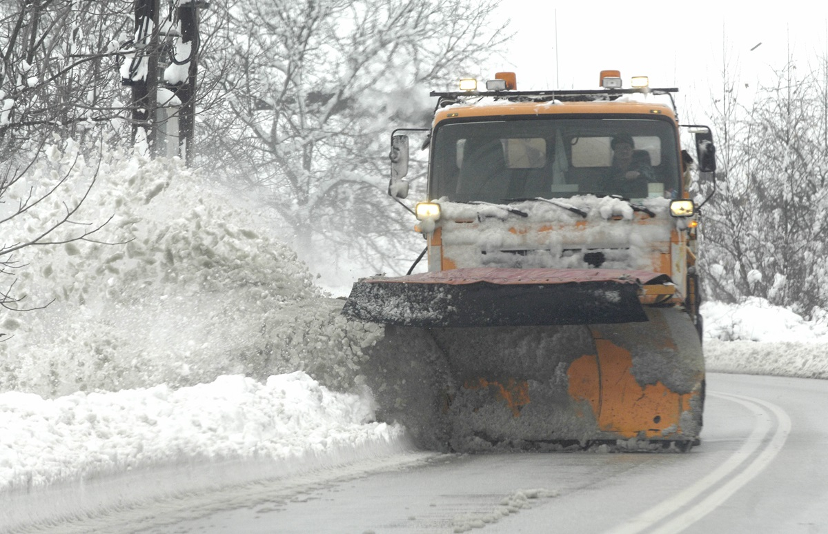 Κακοκαιρία: Έκλεισε η λεωφόρος Πάρνηθος λόγω χιονόπτωσης - Πού αλλού εντοπίζονται προβλήματα