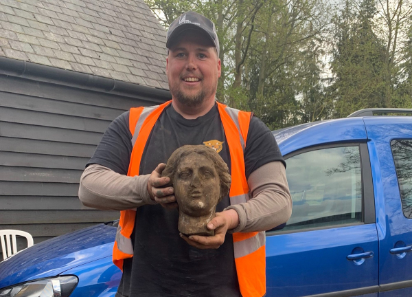 Βρετανία: Ρωμαϊκό άγαλμα βρέθηκε θαμμένο σε πάρκινγκ εξοχικού κτήματος