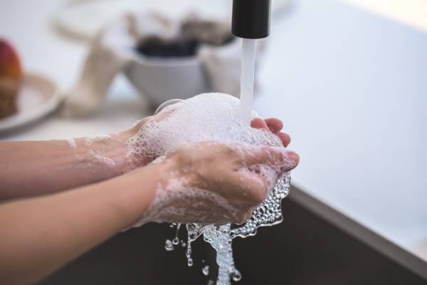 Κορονοϊός: Πόση ώρα πλένονται τα χέρια, πώς καθαρίζονται πόμολα και χερούλια