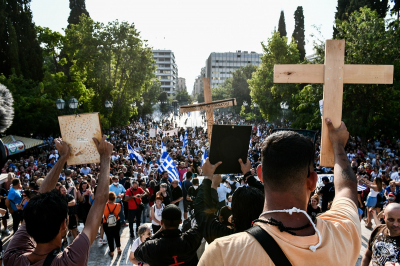 Το κυβερνητικό μέτωπο με τον ΣΥΡΙΖΑ, οι αντιεμβολιαστές και ο συναγερμός για τη νησιωτική Ελλάδα
