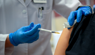 Έρχεται νέα δόση εμβολίου για τον κορονοϊό το φθινόπωρο - Η δήλωση Γκάγκα