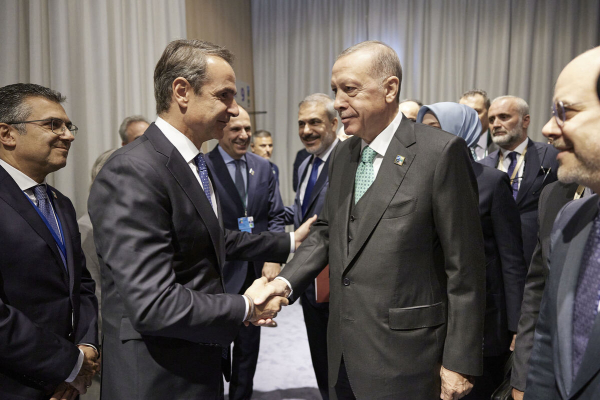 Τι έχει συζητήσει ο πρωθυπουργός με τον Ερντογάν; Γιατί δεν έχουν ενημερωθεί οι πολιτικοί αρχηγοί;