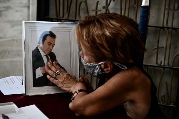 Τόλης Βοσκόπουλος: Οι πρώτες εικόνες από την κηδεία του «πρίγκιπα» του ελληνικού τραγουδιού
