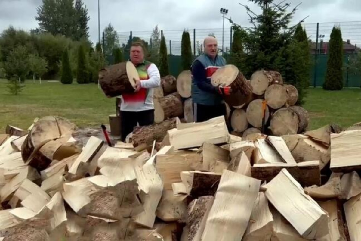 O Λουκασένκο κόβει ξύλα και ειρωνεύεται άγρια την Ευρώπη (Βίντεο)