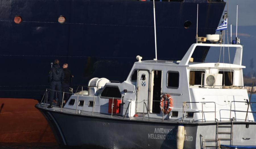 Ακυβέρνητο πλοίο δυτικά της Χίου: Ρυμουλκείται στο λιμάνι του νησιού