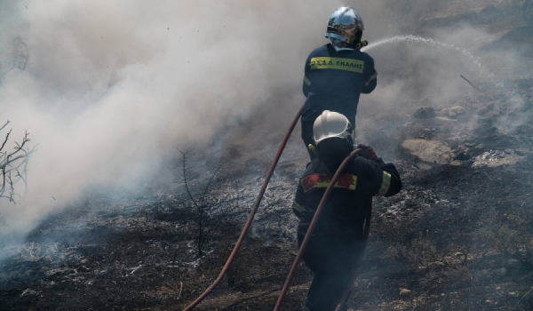 Φωτιά σε δασική έκταση στα Τέμπη - Ξεκίνησε από τροχόσπιτο εν κινήσει