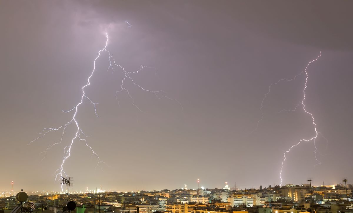 Καιρός: Ξαφνικό μπουρίνι στην Αθήνα - Καταιγίδα με αστραπές