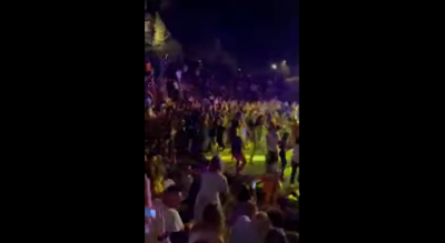 Λιβαδειά: Στήθηκε γλέντι στη συναυλία της Ματούλας Ζαμάνη με κλαρίνο και χορό (Βίντεο)