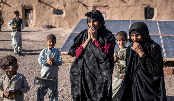 Ο μεσαίωνας του Αφγανιστάν: Γυναίκες θάφτηκαν ζωντανές μετά τον σεισμό γιατί φοβήθηκαν να βγουν έξω χωρίς χιτζάμπ