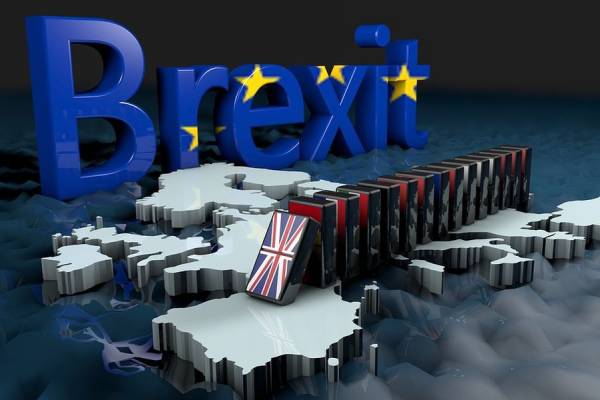 Ακροβατεί η κυβέρνηση της Μέι - Ντόμινο παραιτήσεων για το Brexit - Ραγδαίες οι εξελίξεις