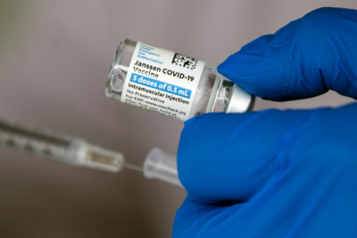 Θεμιστοκλέους για Johnson &amp; Johnson: Ένα υπό εξέταση περιστατικό σε 200.000 εμβολιασμούς