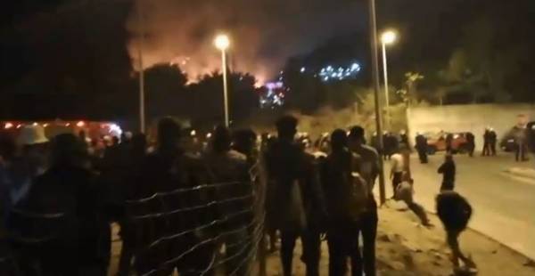 Σάμος: Φωτιά στο κέντρο υποδοχής προσφύγων - μεταναστών (video)