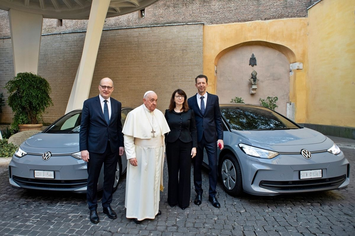 Γιατί υποδέχθηκε ο ίδιος ο Πάπας Φραγκίσκος τα δύο ηλεκτρικά VW ID.3 στο Βατικανό