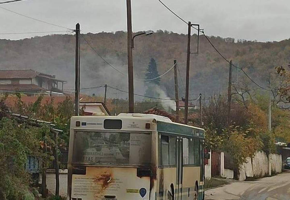 Πήρε φωτιά λεωφορείο του ΚΤΕΛ Πέλλας (Βίντεο)