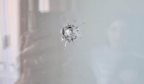 Παραλίγο τραγωδία στο Ρέθυμνο: Αδέσποτη σφαίρα κατέληξε σε παράθυρο παιδικού δωματίου