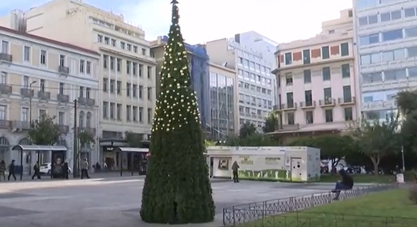 Πλατεία Κλαυθμώνος: «Φτερά» έκαναν τα στολίδια του Χριστουγεννιάτικου δέντρου