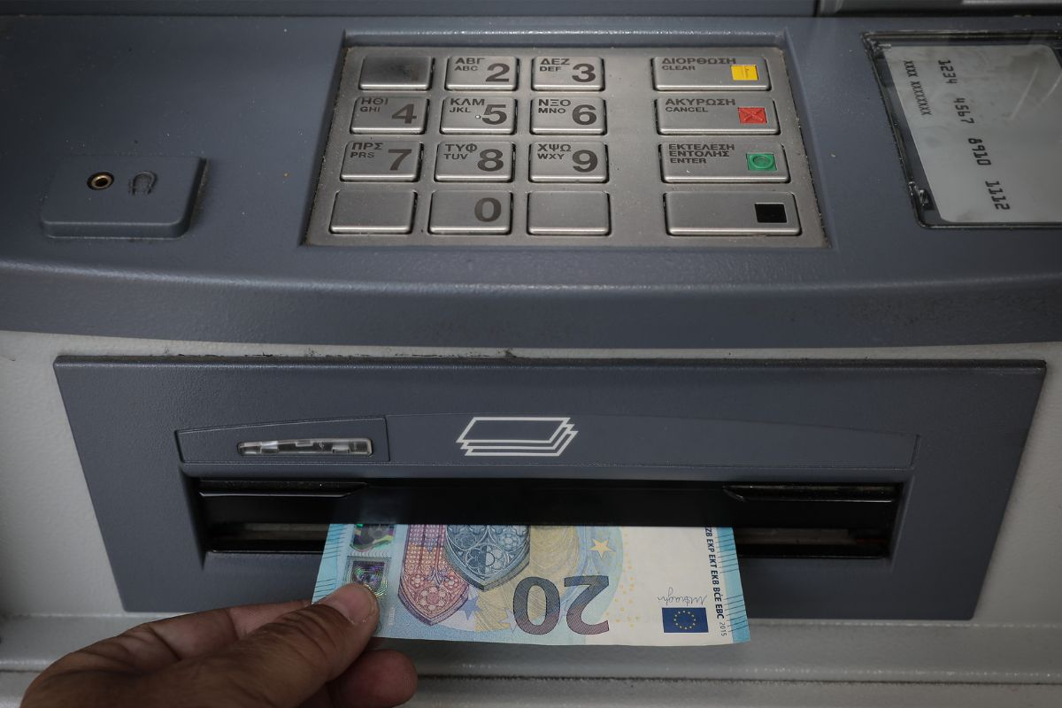 Η ακρίβεια γεμίζει ιδιωτικά και δημόσια ταμεία ενώ οι μισθοί συγκλίνουν με τη Βουλγαρία