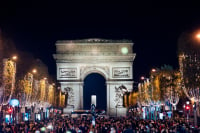 Παρίσι: Φωταγωγήθηκε η Λεωφόρος των Ηλυσίων Πεδίων για τα Χριστούγεννα - Μαγικές εικόνες