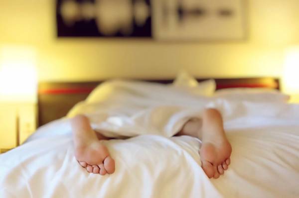 Το κόλπο με τα πόδια σας για να κοιμηθείτε πιο εύκολα