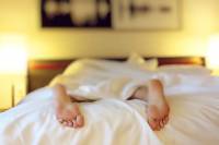 Το κόλπο με τα πόδια σας για να κοιμηθείτε πιο εύκολα