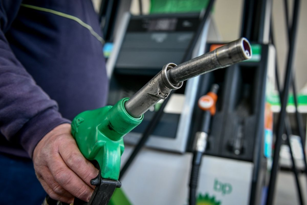 «Καίει» η τιμή της βενζίνης: Ξέφυγε στα 2,17 ευρώ, «εξαϋλώνεται» το Fuel Pass